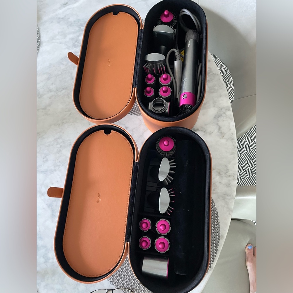 2 DYSON Styling Sets
2 sets of brushes and barrels.
One set has never been used.